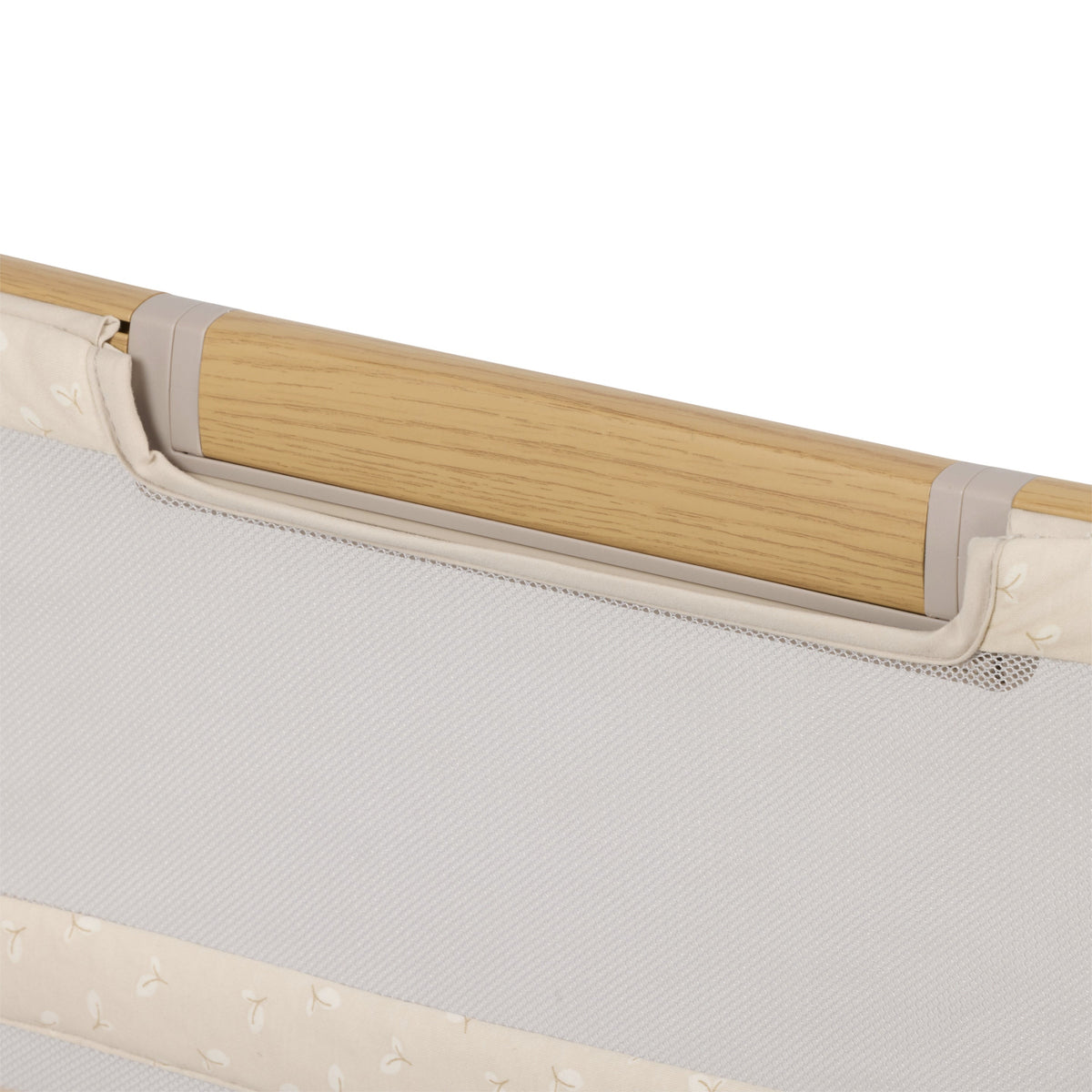 CoZee Breeze Sense oak-look rail and mesh side detail