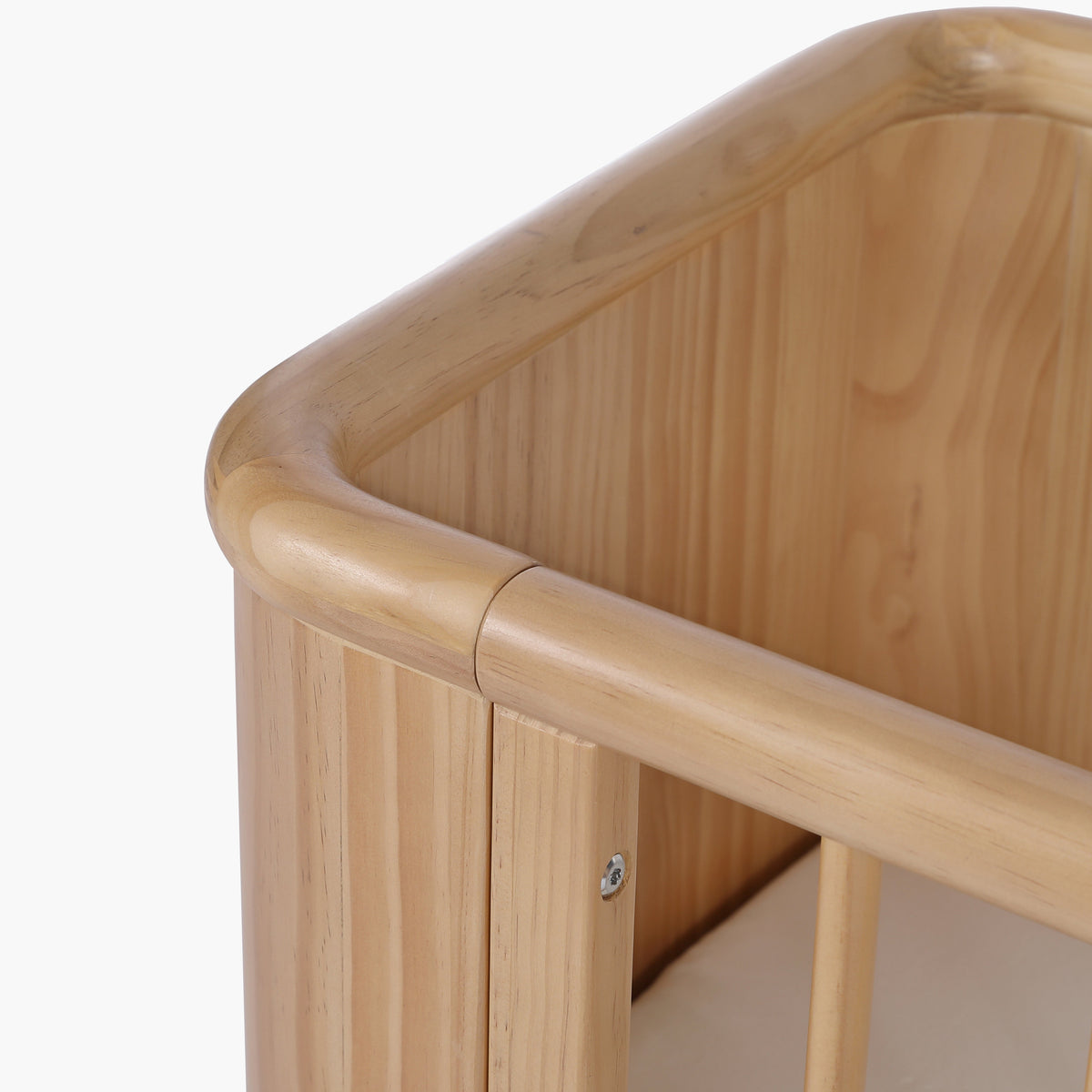Seena Willow bassinet hand-finished curved corner detail