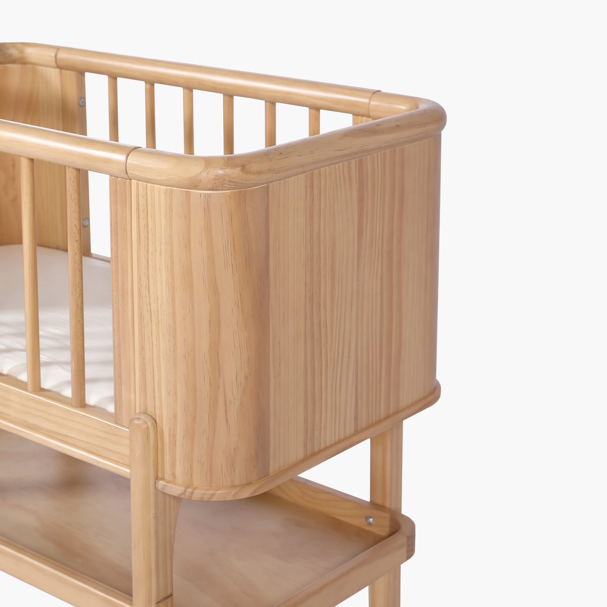 Seena Willow bassinet three-quarter view