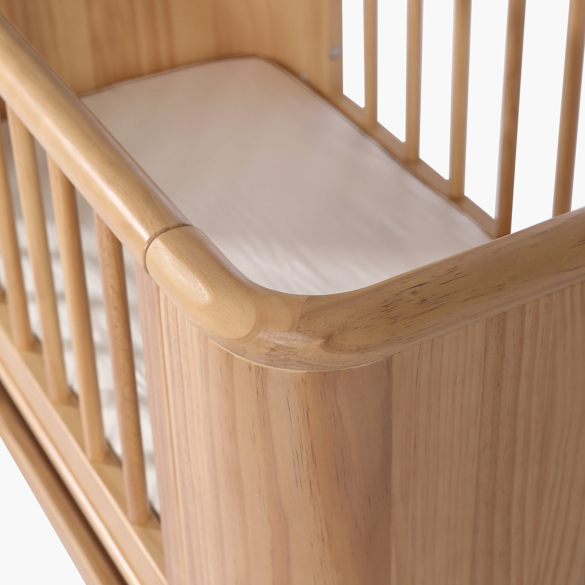 Seena Willow bassinet rounded dowels and mattress