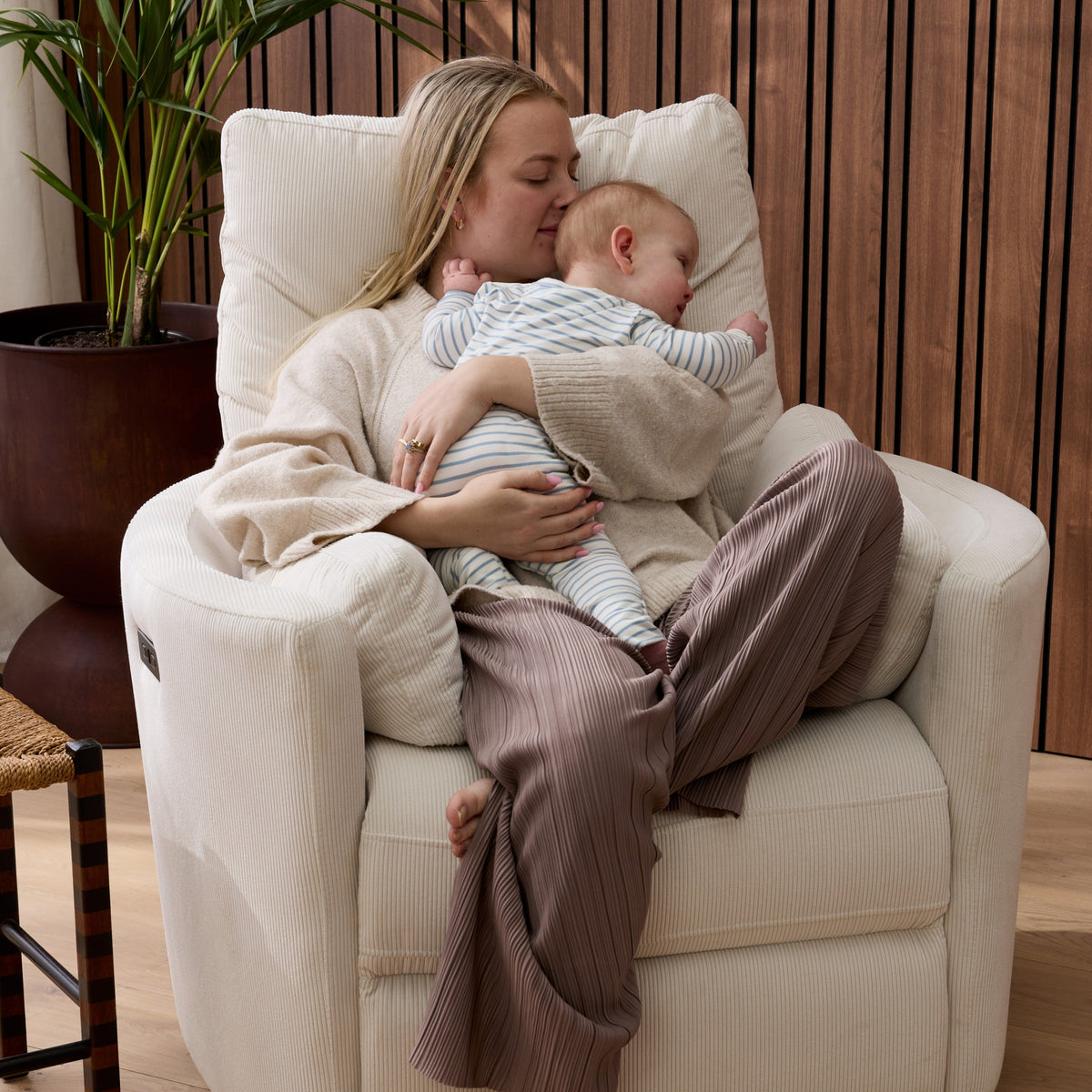il Tutto Lola electric nursing chair – soft ribbed corduroy upholstery detail