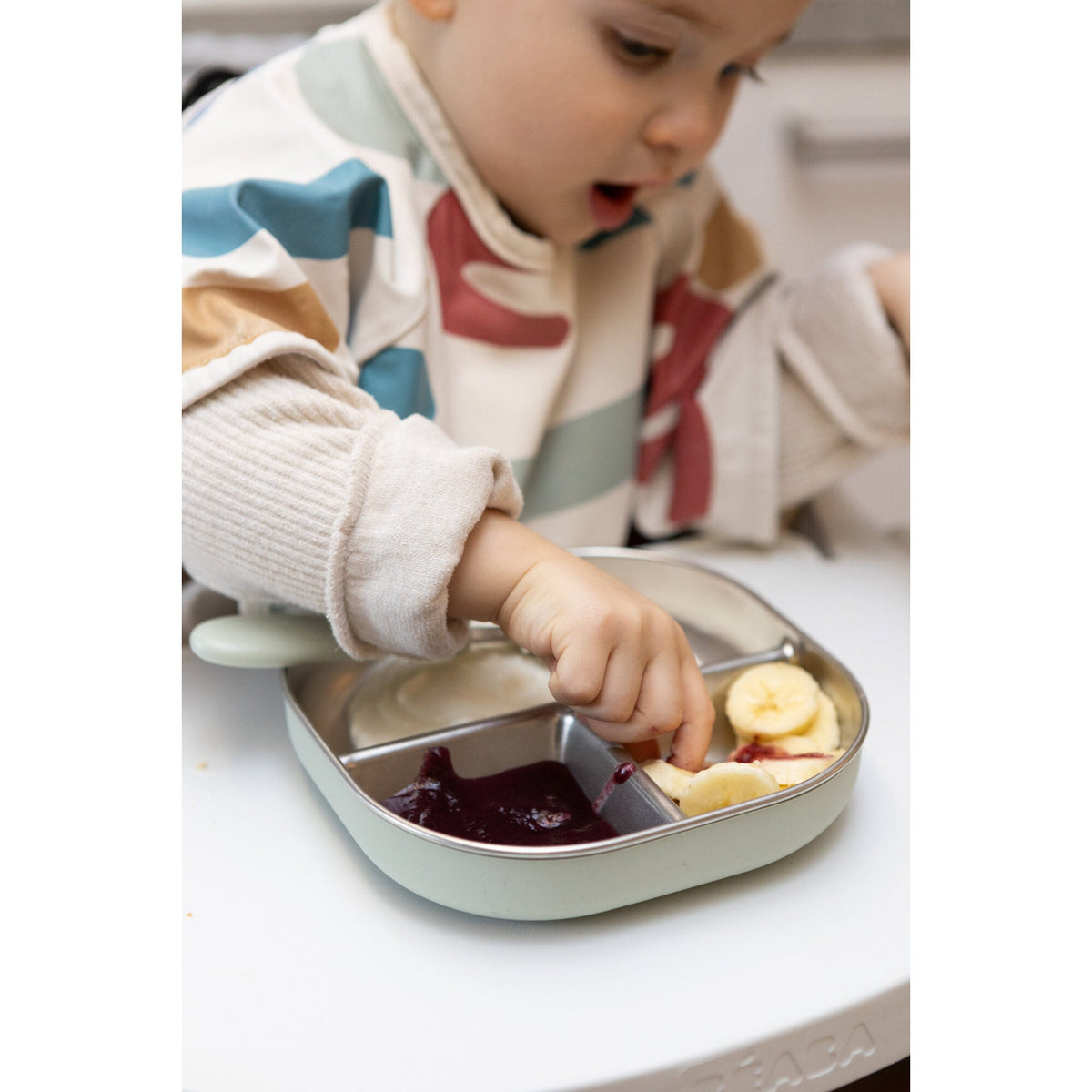 Beaba divided plate Misty Green silicone sleeve