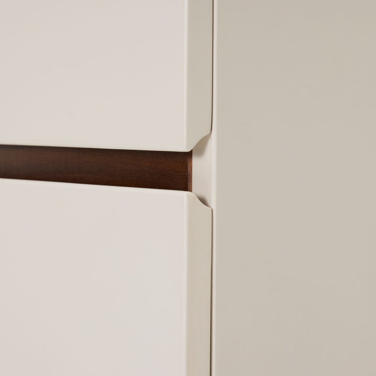 Babyrest Hugo Chest tapered leg detail
