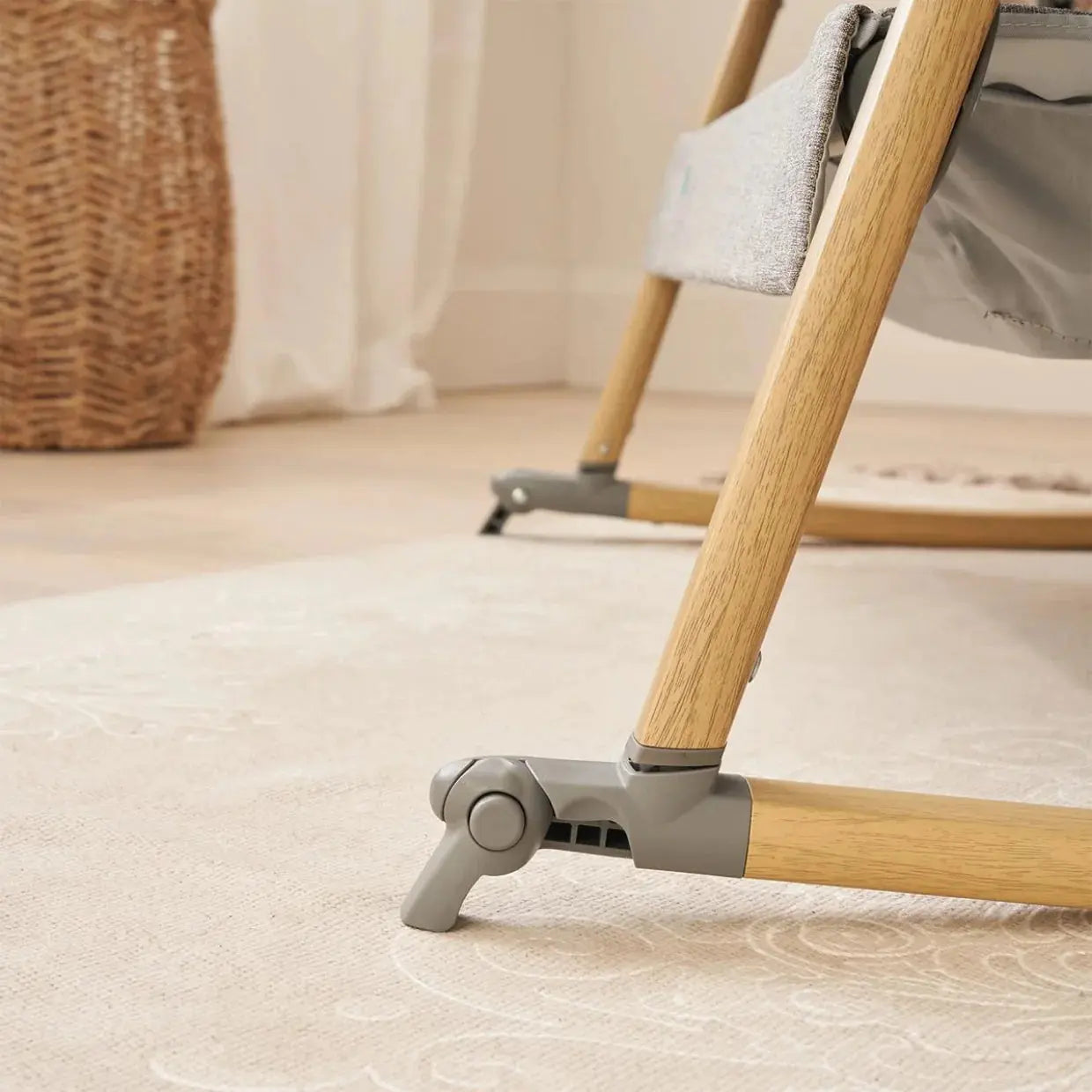 CoZee Breeze Plus Co-Sleeping Bassinet with Rocking Legs