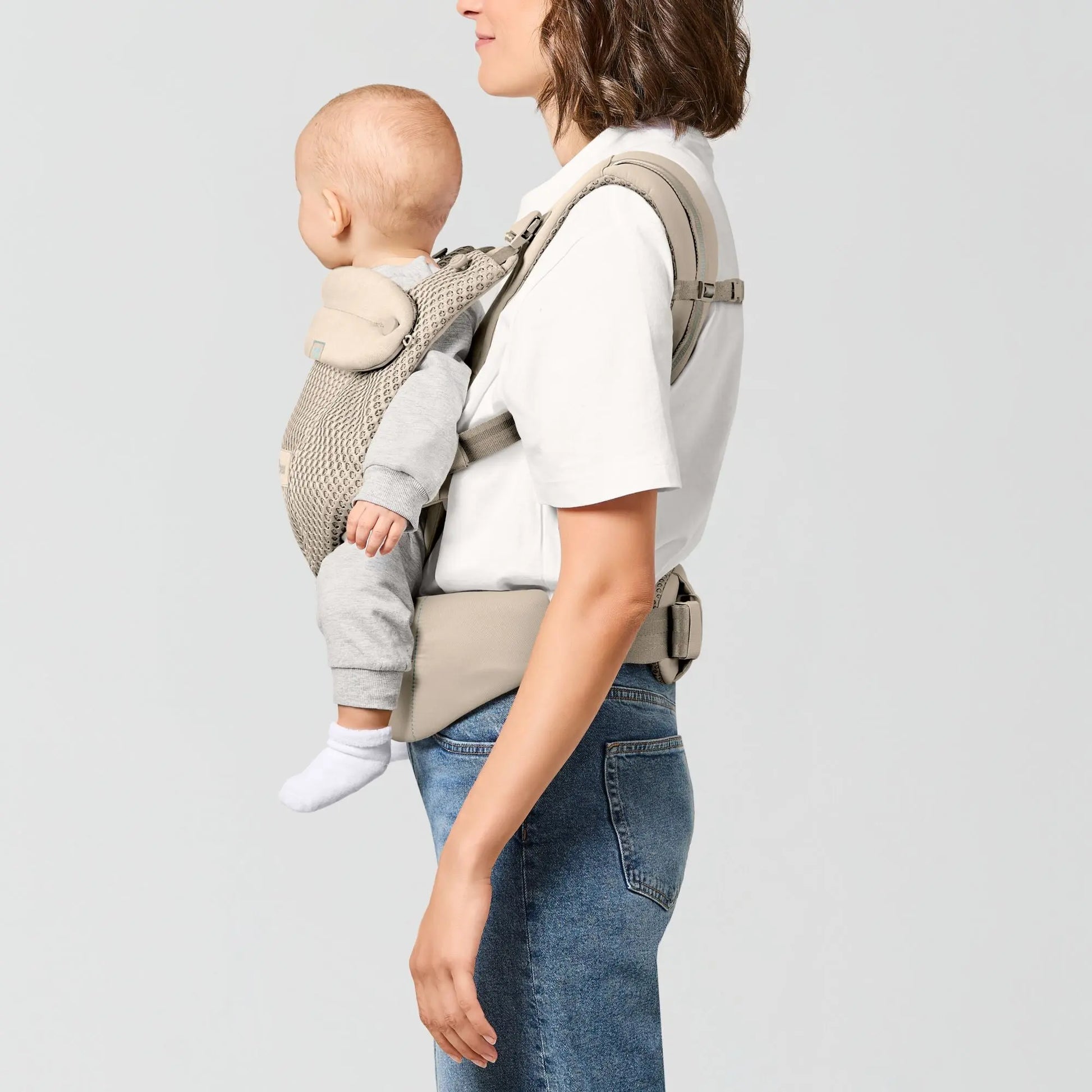 Baby facing the world in the Amya carrier front outward carry position
