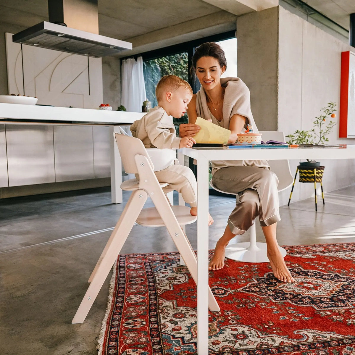Baby in the Cybex Click & Fold Baby Set at the kitchen table with mum