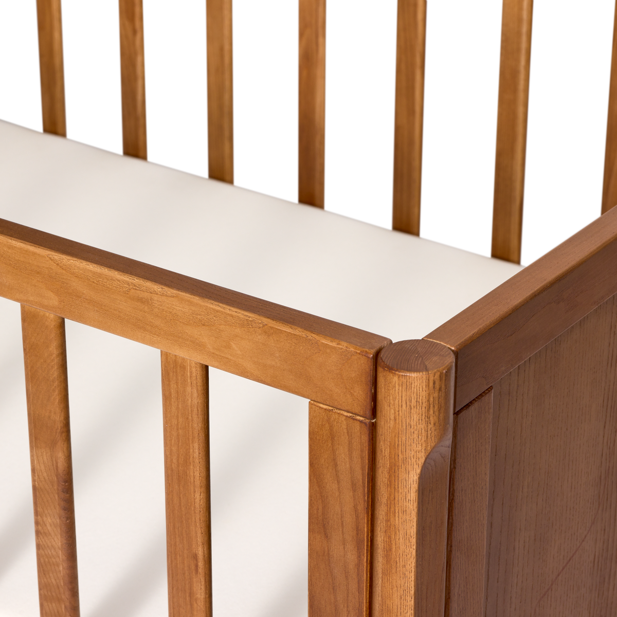 Cariboo Marlow Cot corner and slat detail in walnut