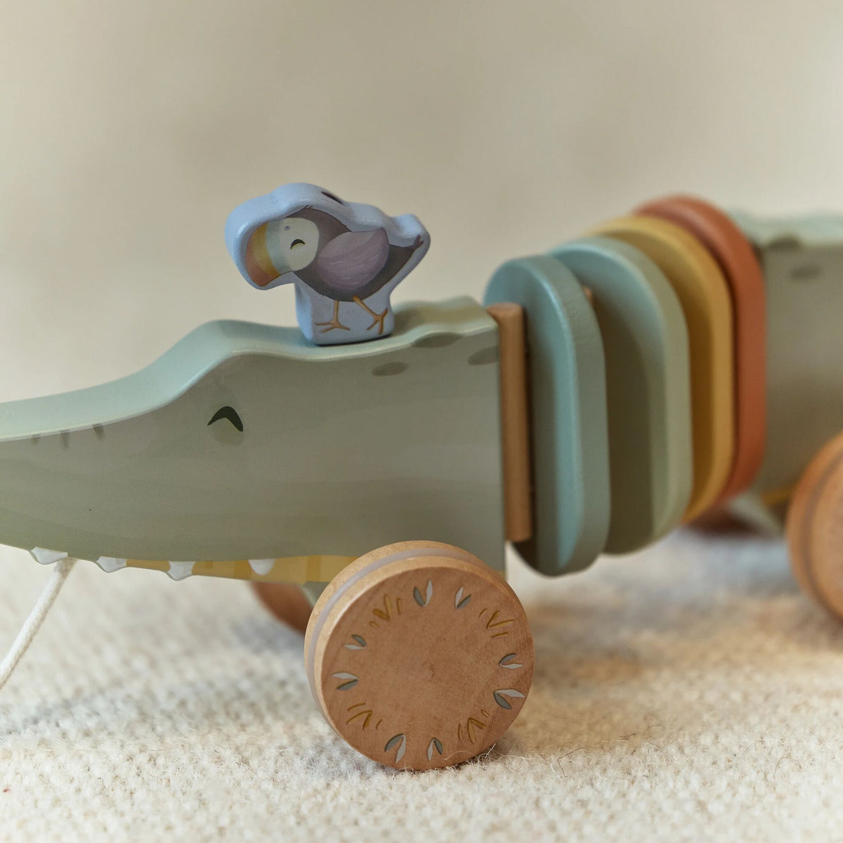 Pull-along crocodile wheels
