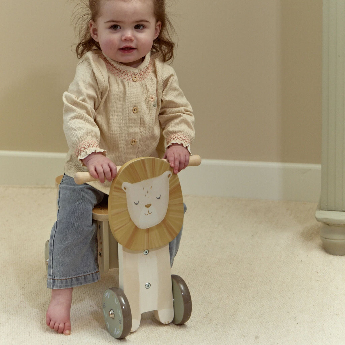 Ride-on lion side view