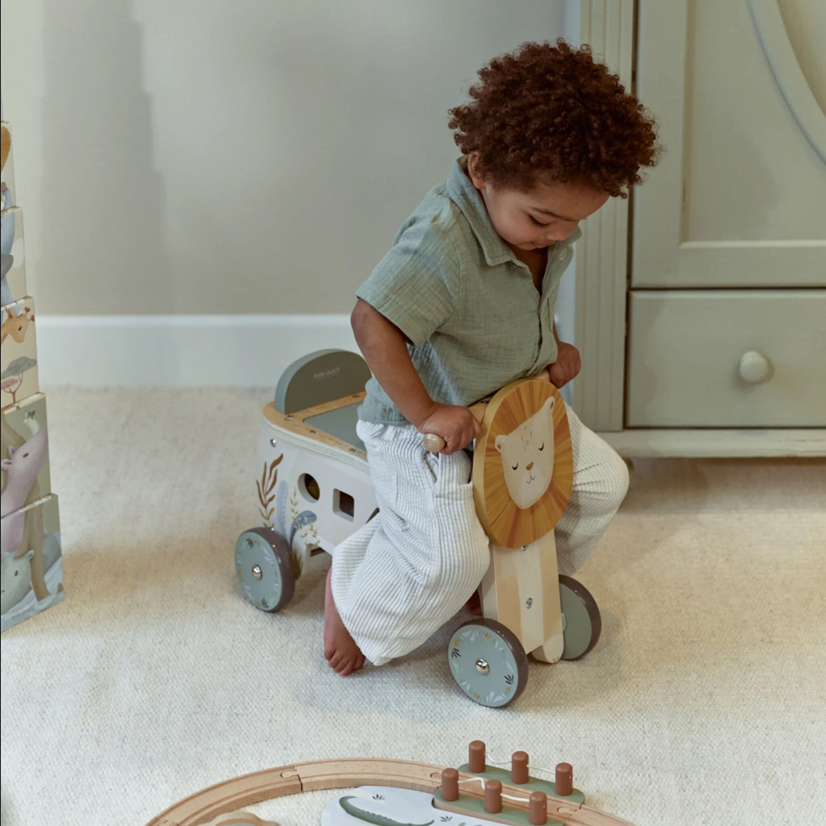 Ride-on lion rubber wheels