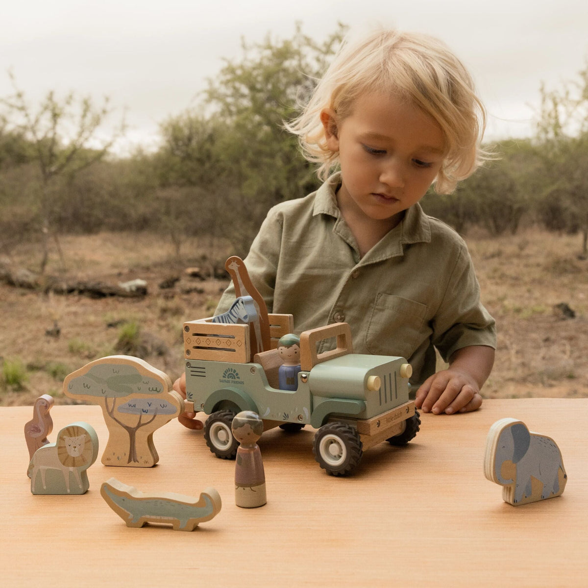 Safari car ranger and animal figures