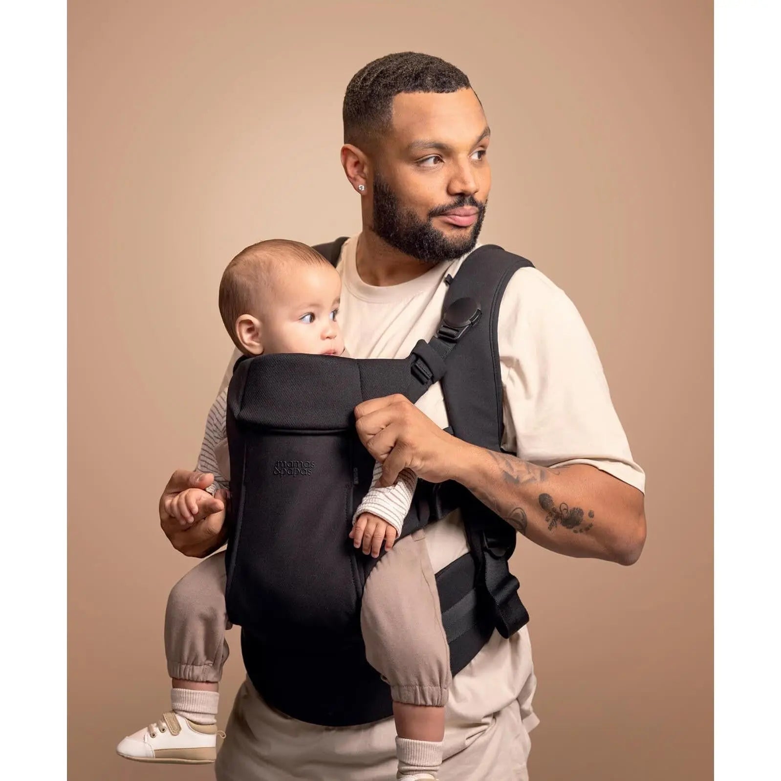 Kudo Baby Carrier Black — kangaroo front pocket and temperature-regulating lining detail
