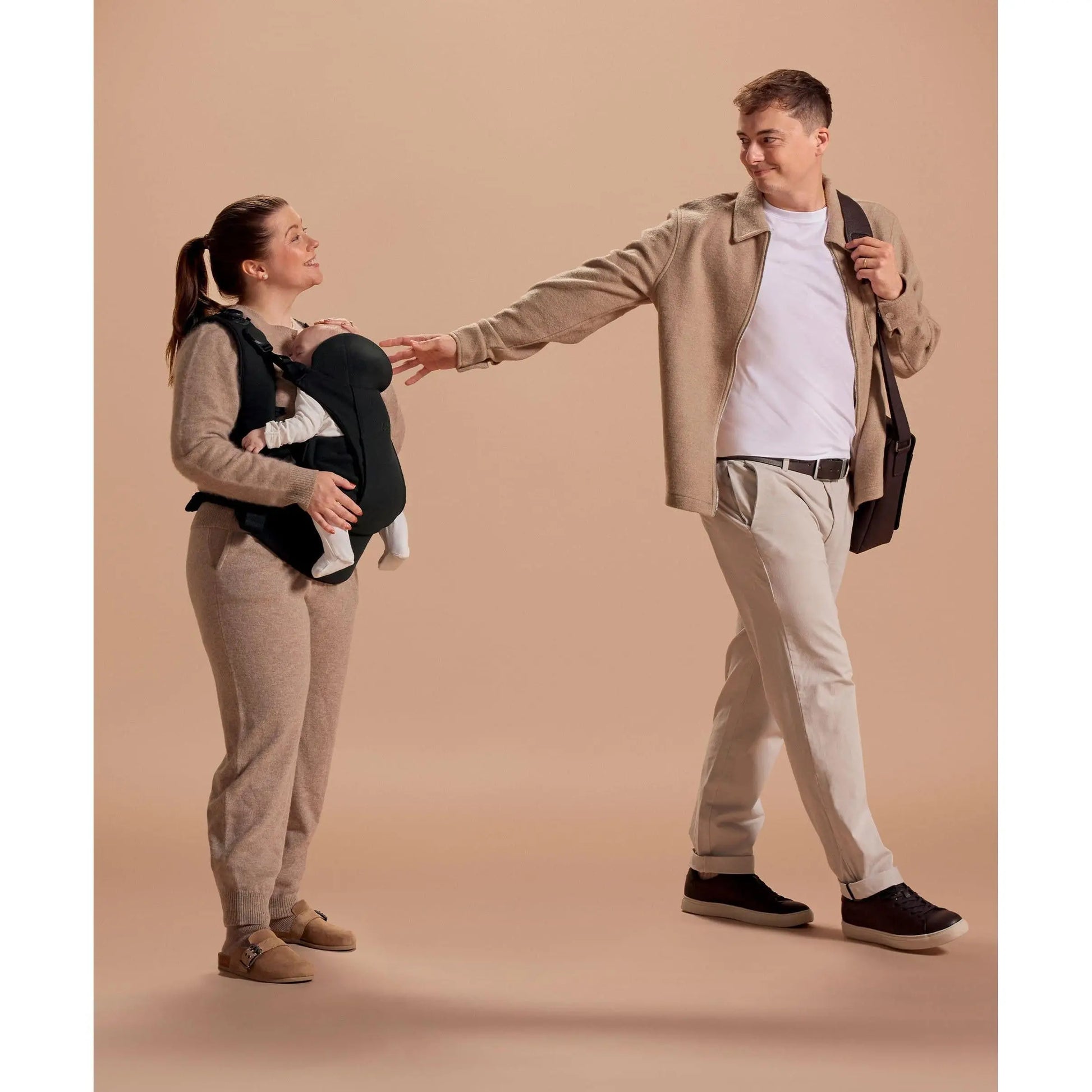 Kudo Baby Carrier Black — magnetic quick-clip connectors for easy baby entry and exit