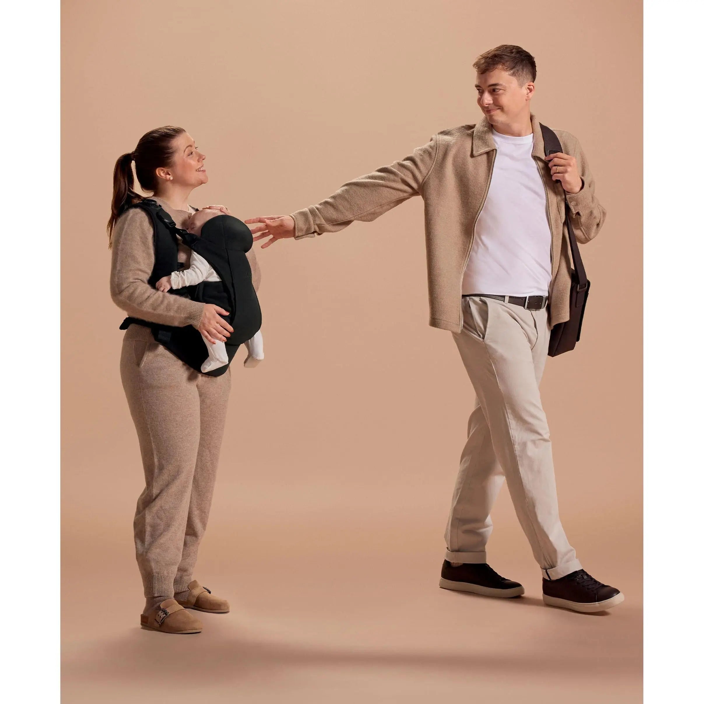 Kudo Baby Carrier Black — magnetic quick-clip connectors for easy baby entry and exit