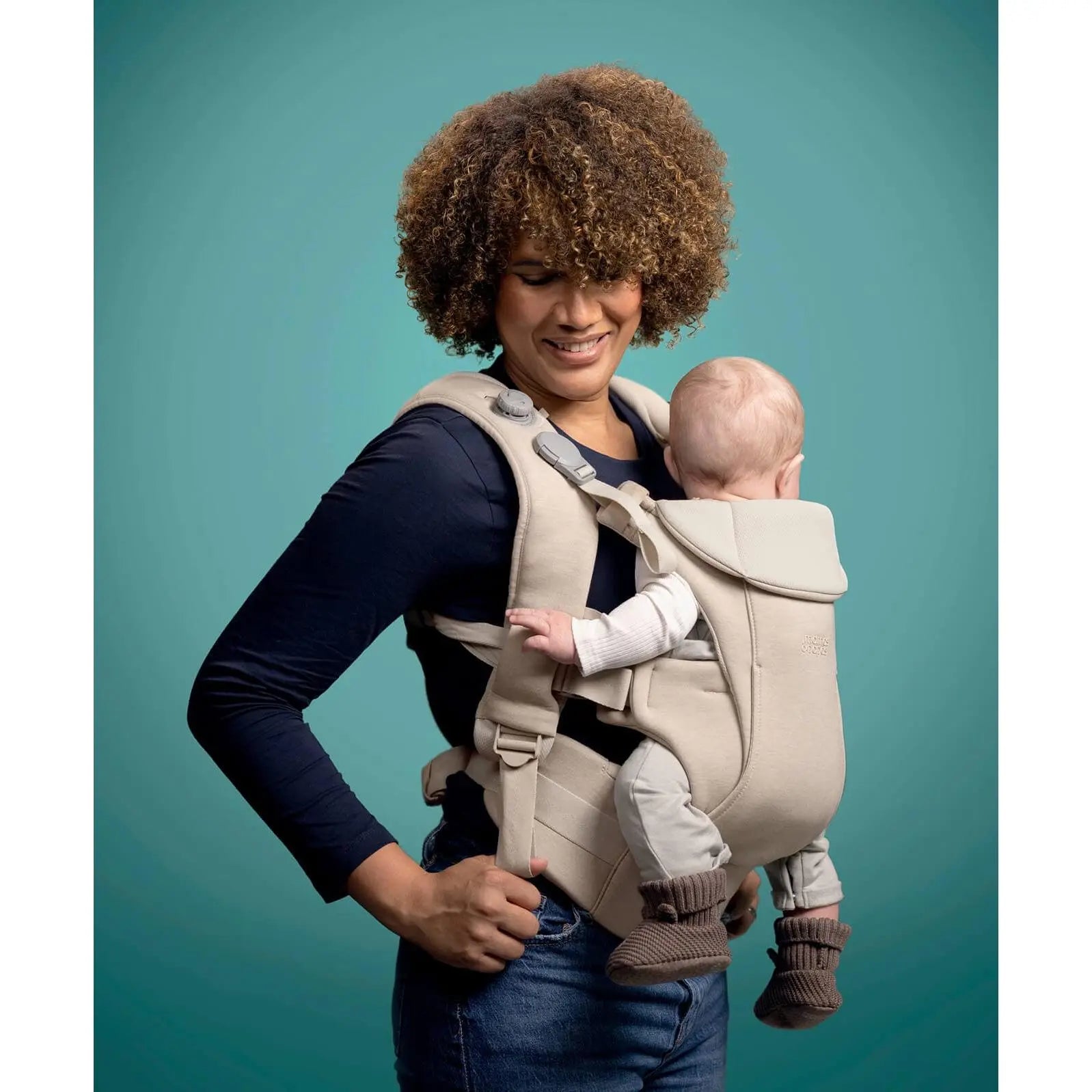 Kudo Cashmere carrier — kangaroo front pocket and temperature-regulating recycled fabric detail