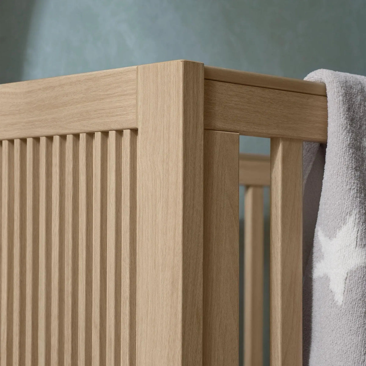Oska Cotbed oak close up of teething rail