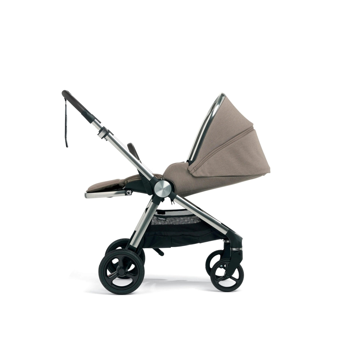 Vardo Heritage Pram – large rear wheels and lockable front wheels for multi-terrain use