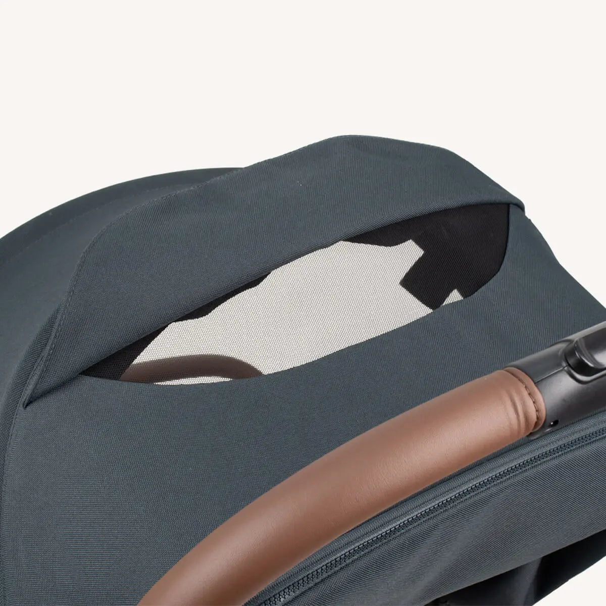 Maxi Cosi Leya peek-a-boo window, Essential Graphite