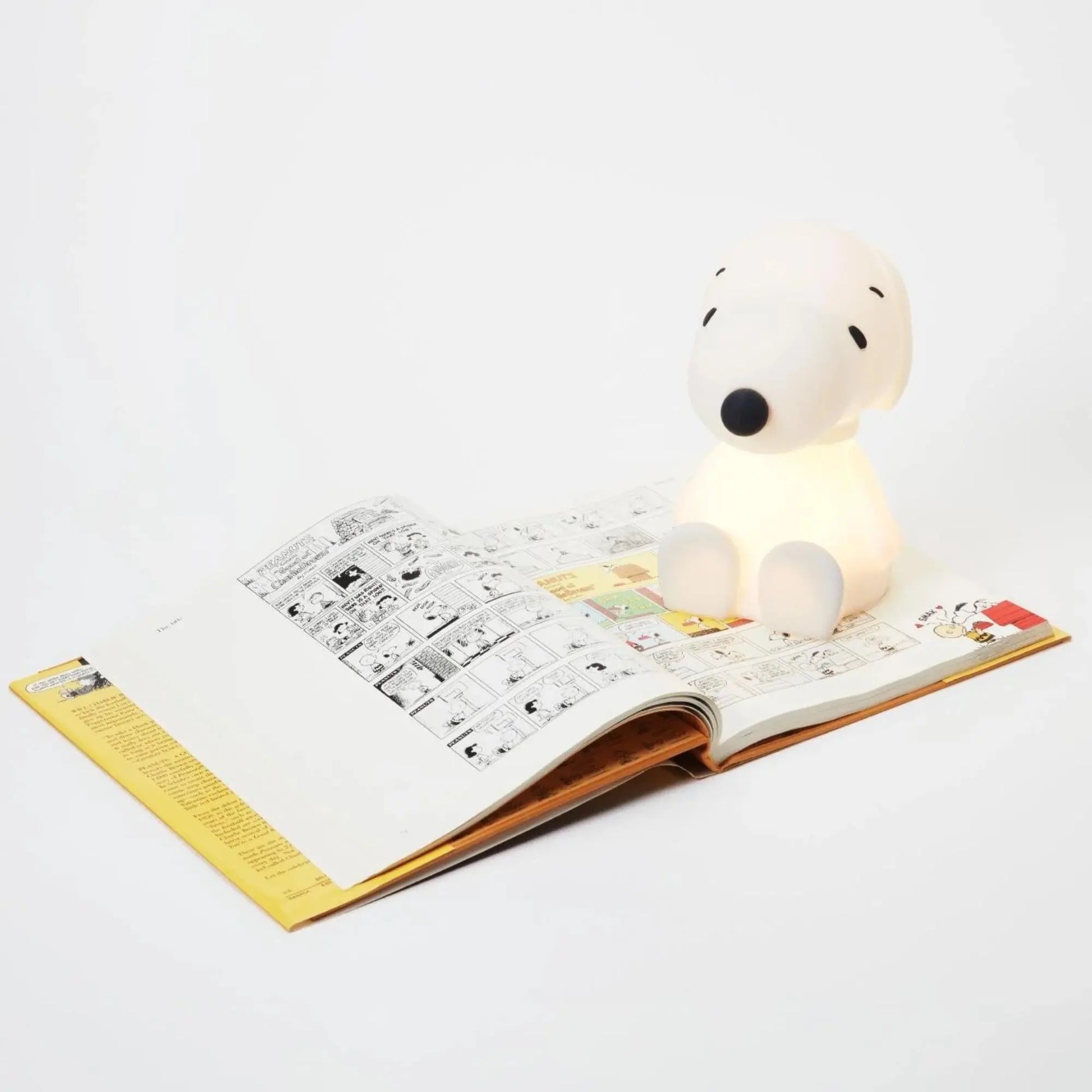 Snoopy First Light group display — Mr Maria rechargeable Peanuts collaboration lamp