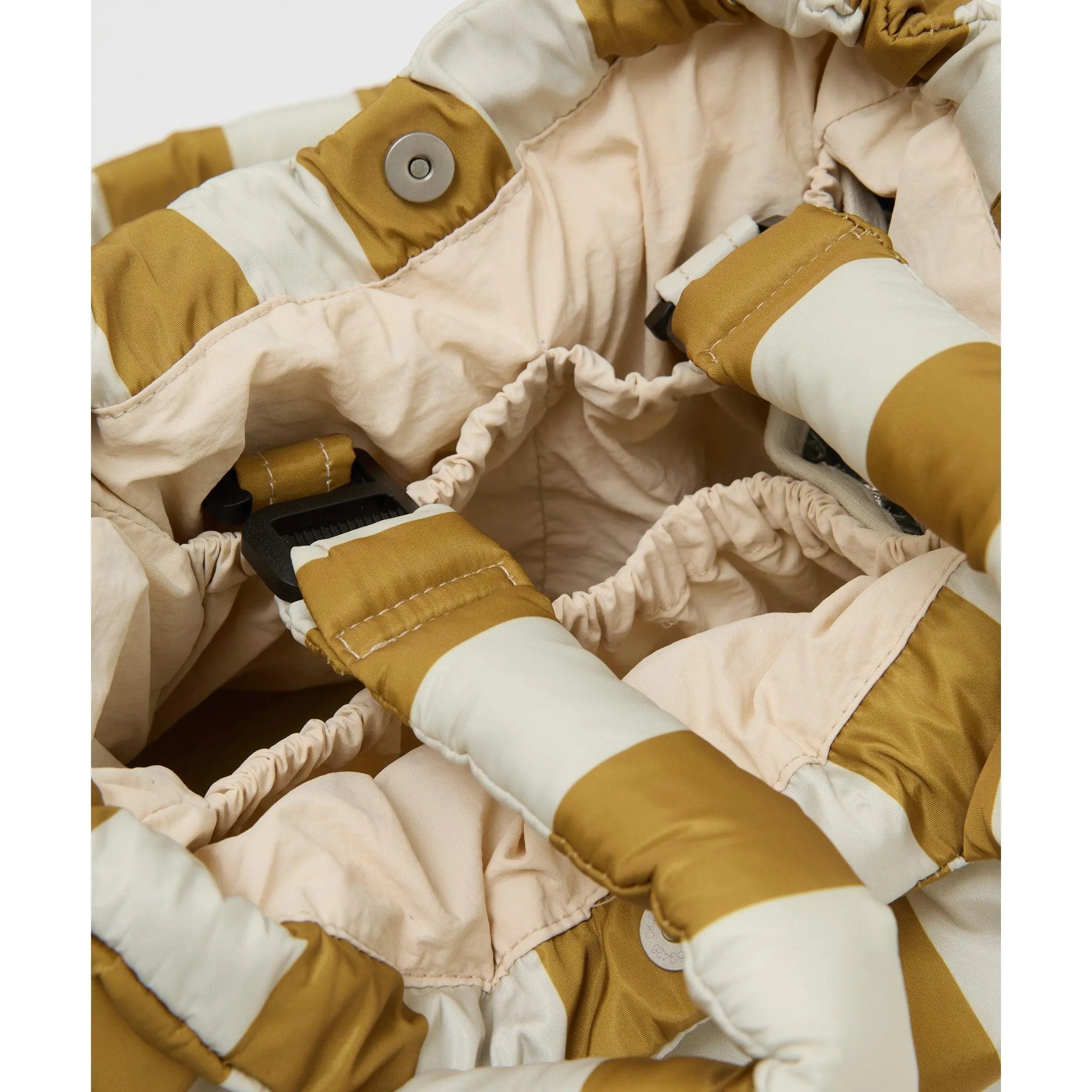 Philé Pram Caddy in Gold Stripe, zipper pull detail
