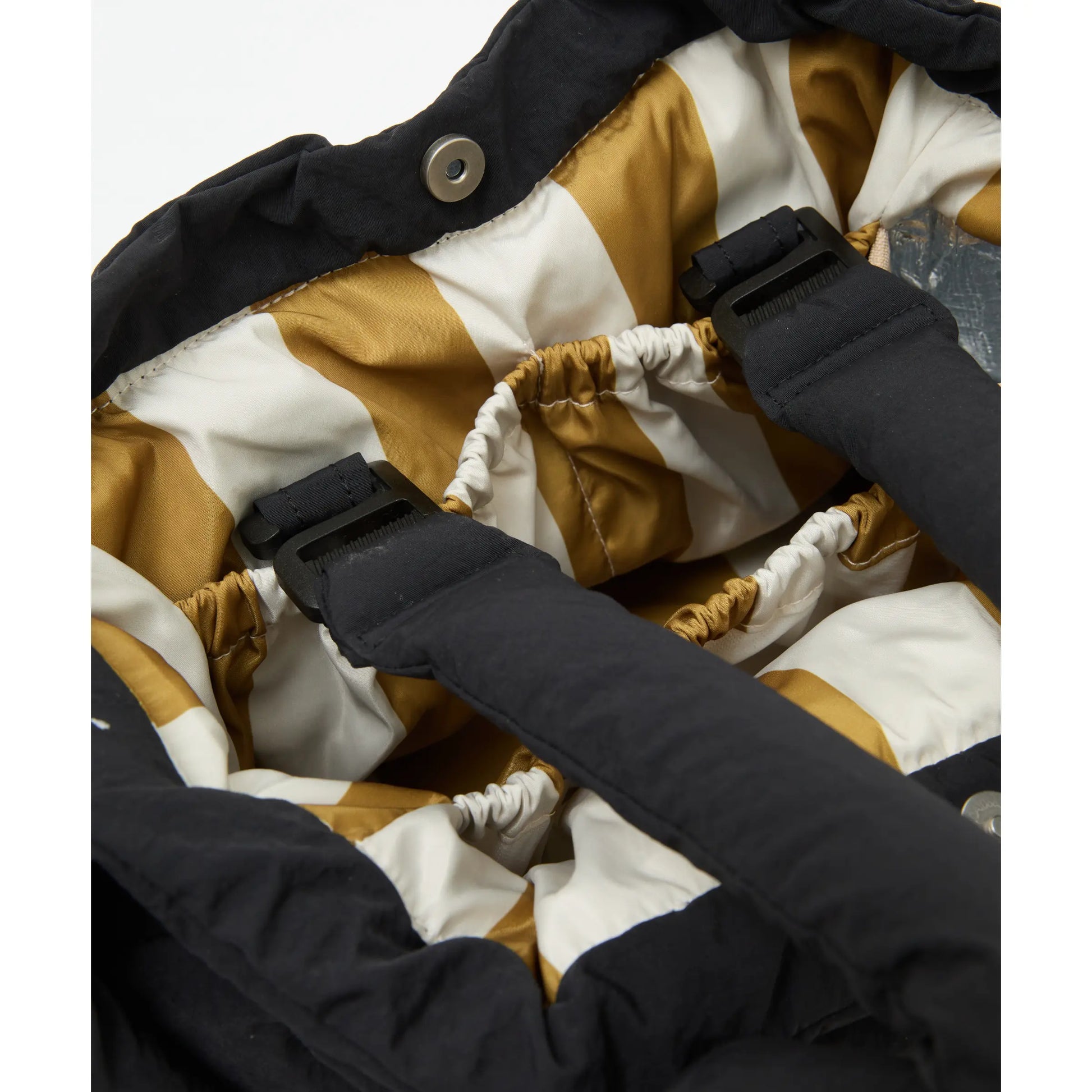 Philé Pram Caddy in Black, zipper pull detail
