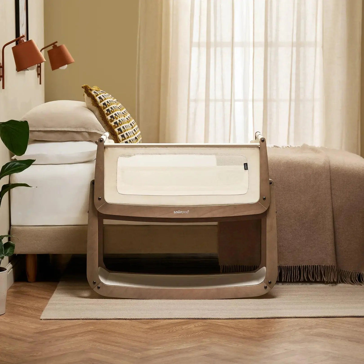 SnuzPod5 Bedside Bassinet Bundle - Walnut