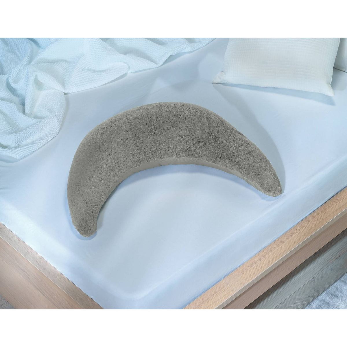 Theraline Plushy Moon feeding pillow Taupe in use