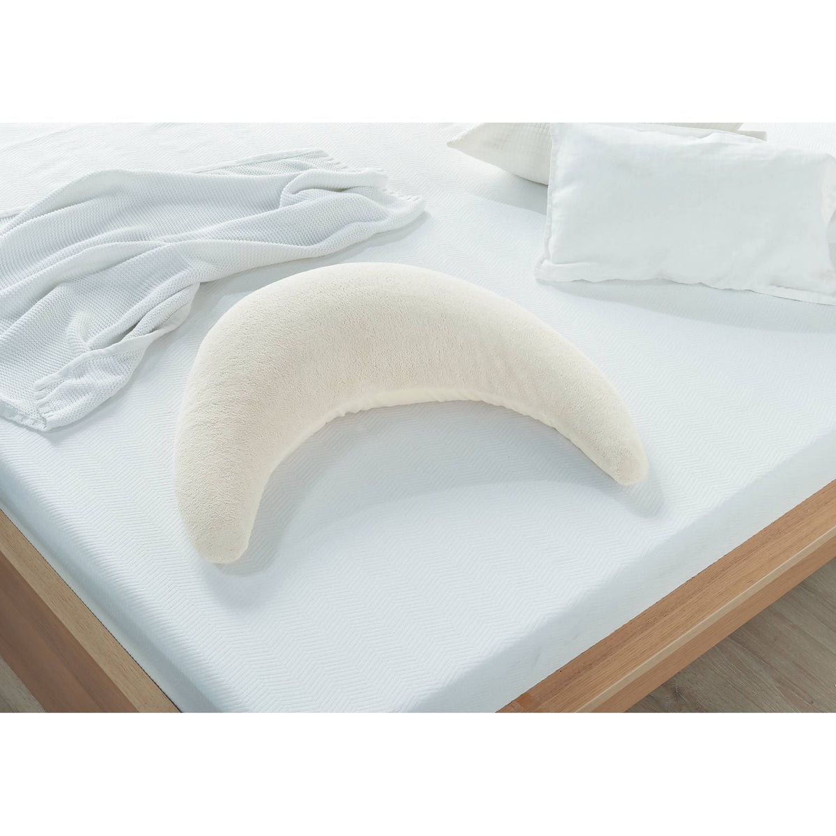 Theraline Plushy Moon feeding pillow Cream in use