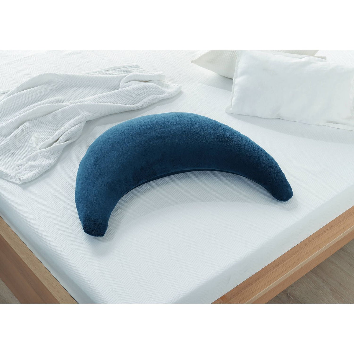 Theraline Plushy Moon feeding pillow Dark Blue in use
