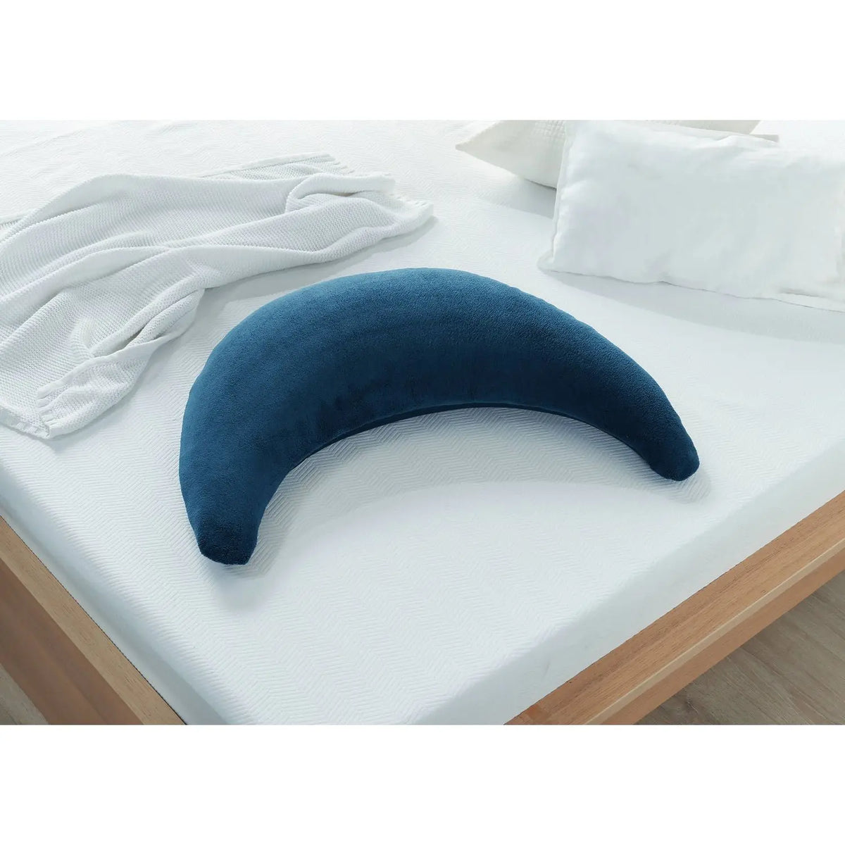 Theraline Plushy Moon feeding pillow Dark Blue in use