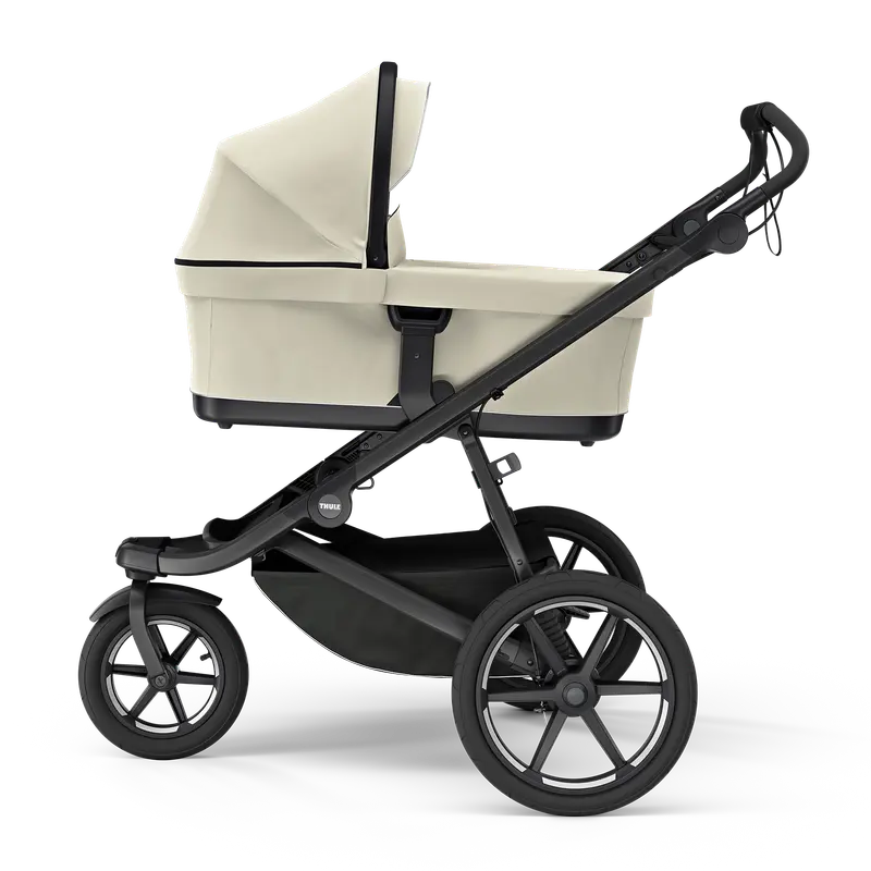 Thule bassinet Soft Beige, side view with canopy
