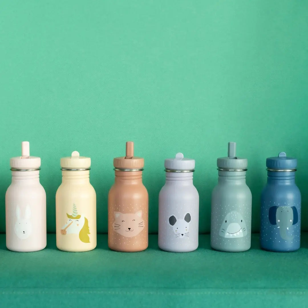 Cap handle detail on Trixie Mrs. Rabbit kids water bottle – easy grip for toddlers