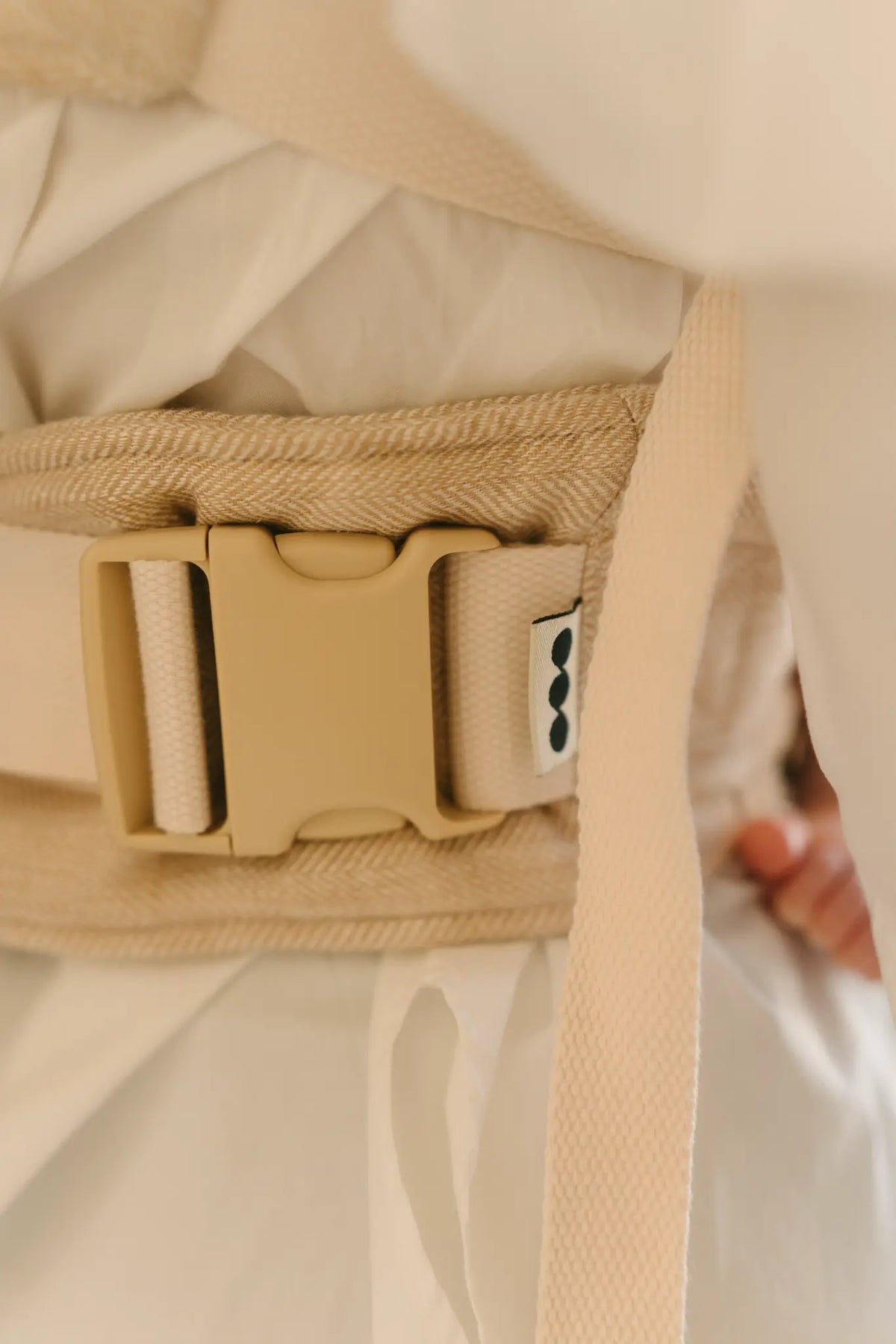 Clip-and-go buckle and woven Mumma Etcetera tag on the Meadow linen Daily Carrier
