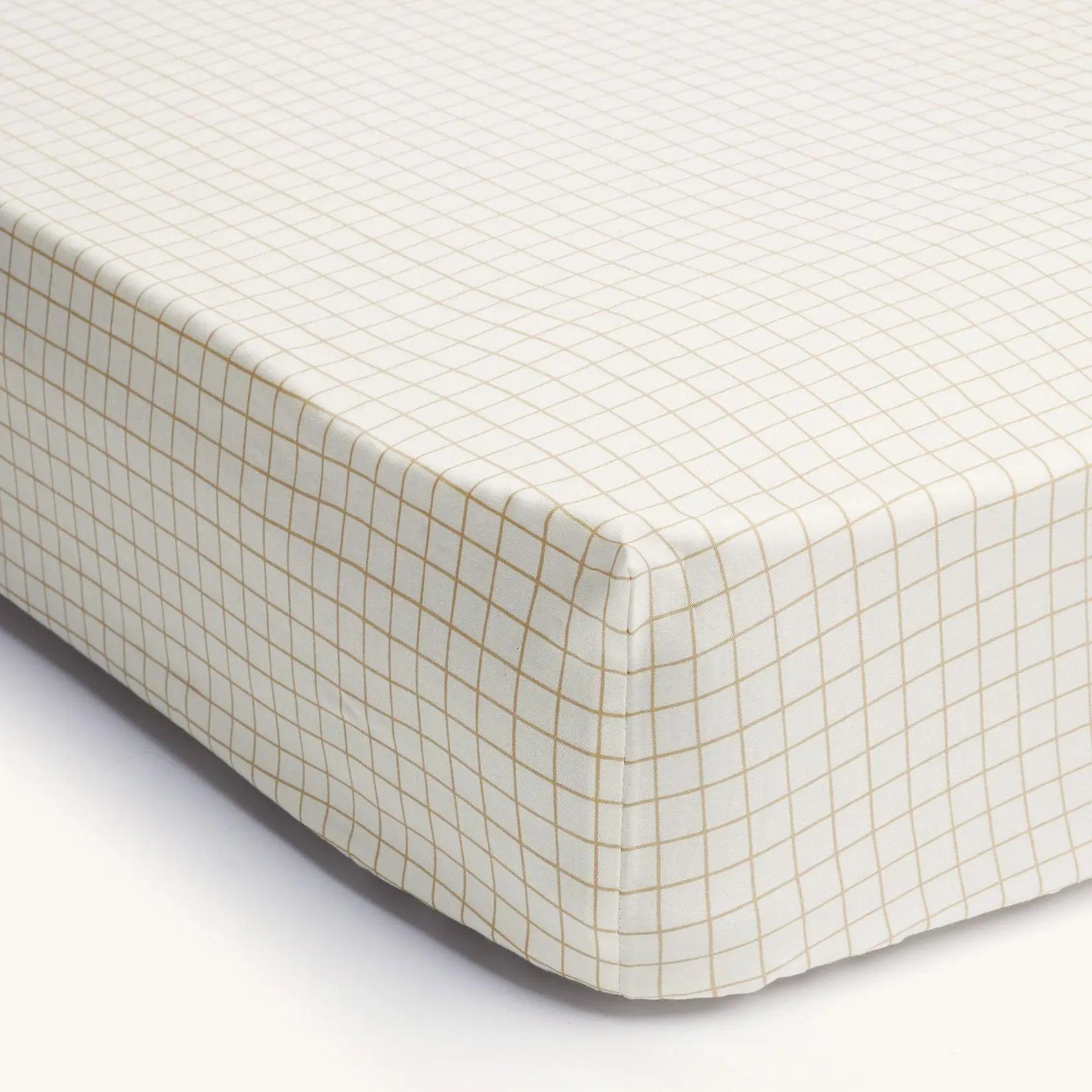 ergoPouch 2-in-1 Waterproof Fitted Sheet - Caramel Grid