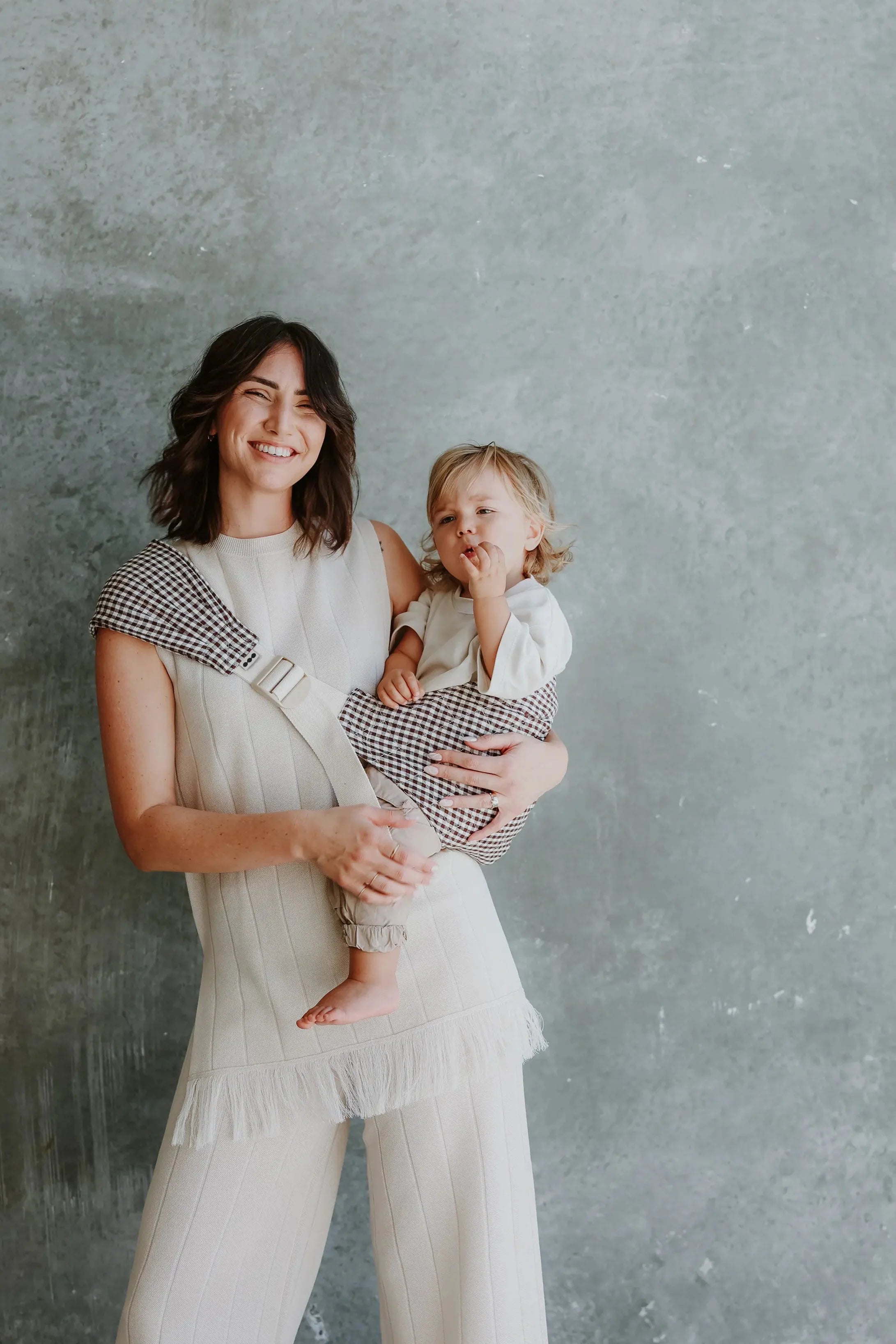 Lifestyle shot of parent and toddler using the Elston Hipsy Carrier