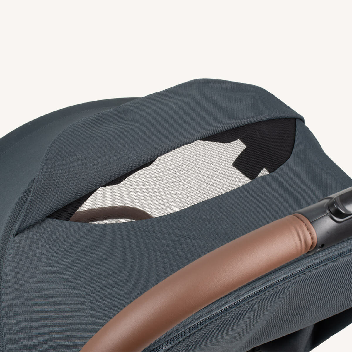 Maxi Cosi Leya peek-a-boo window, Essential Graphite