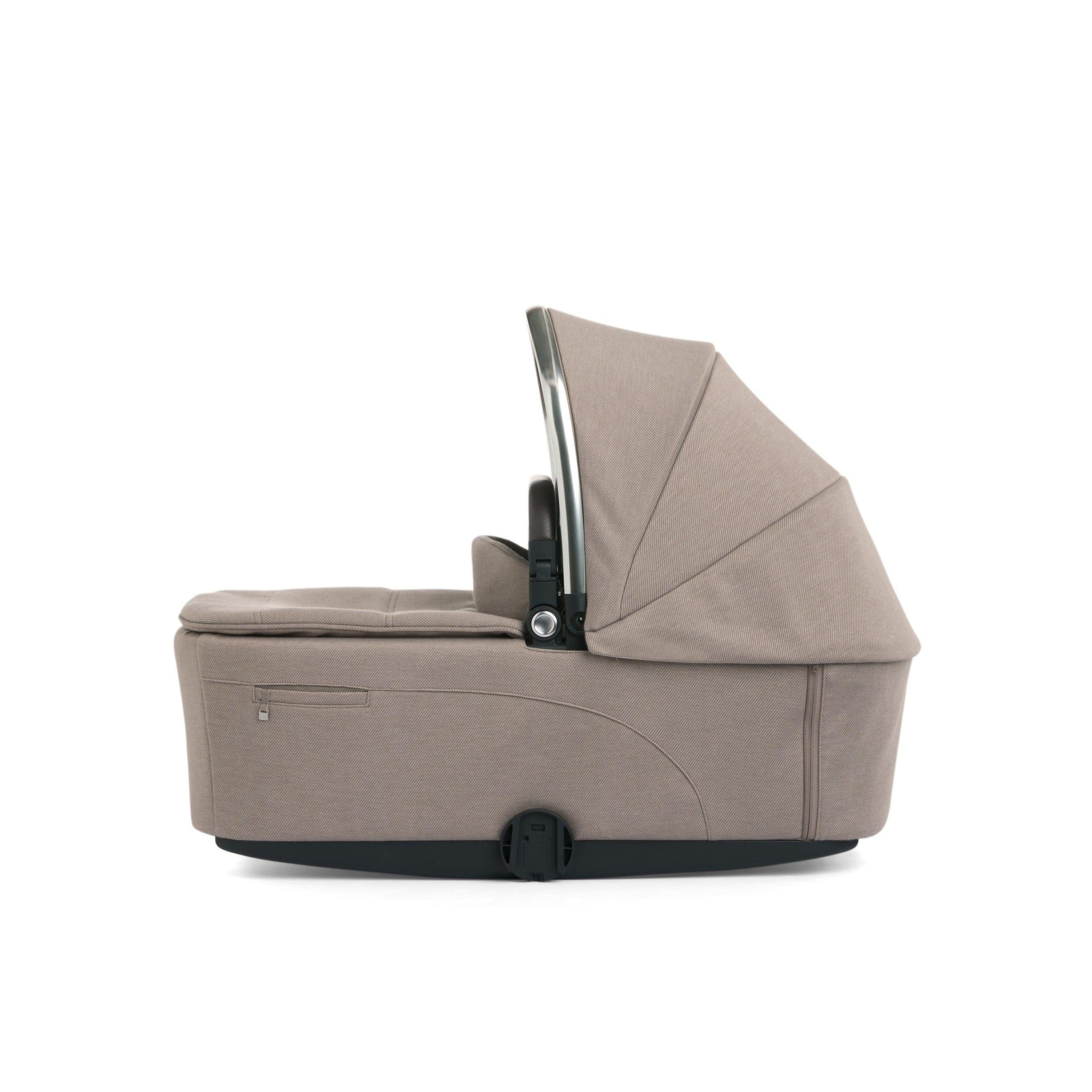 Vardo Carrycot Heritage – large hood with fold-back mesh ventilation and silent magnets