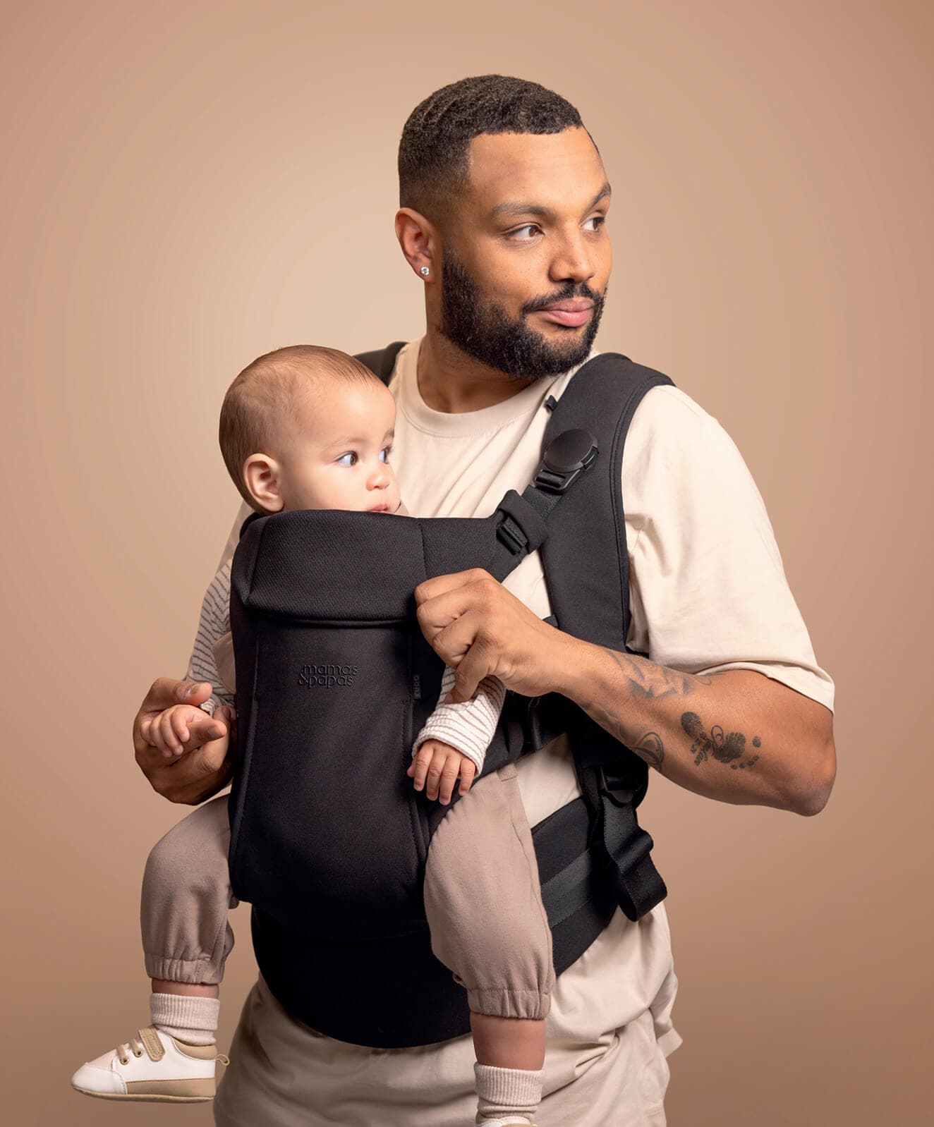 Kudo Baby Carrier Black — kangaroo front pocket and temperature-regulating lining detail