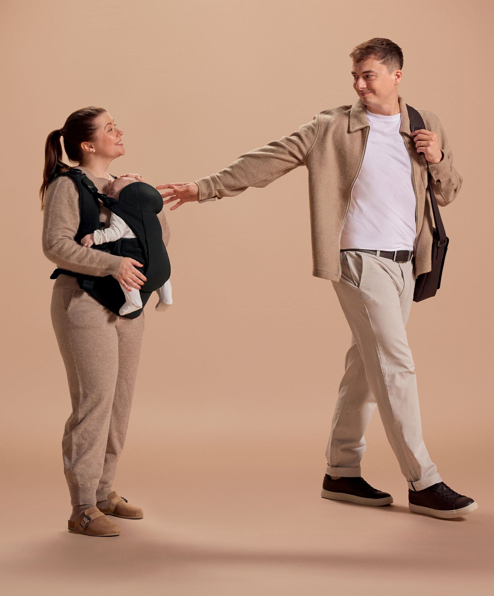 Kudo Baby Carrier Black — magnetic quick-clip connectors for easy baby entry and exit