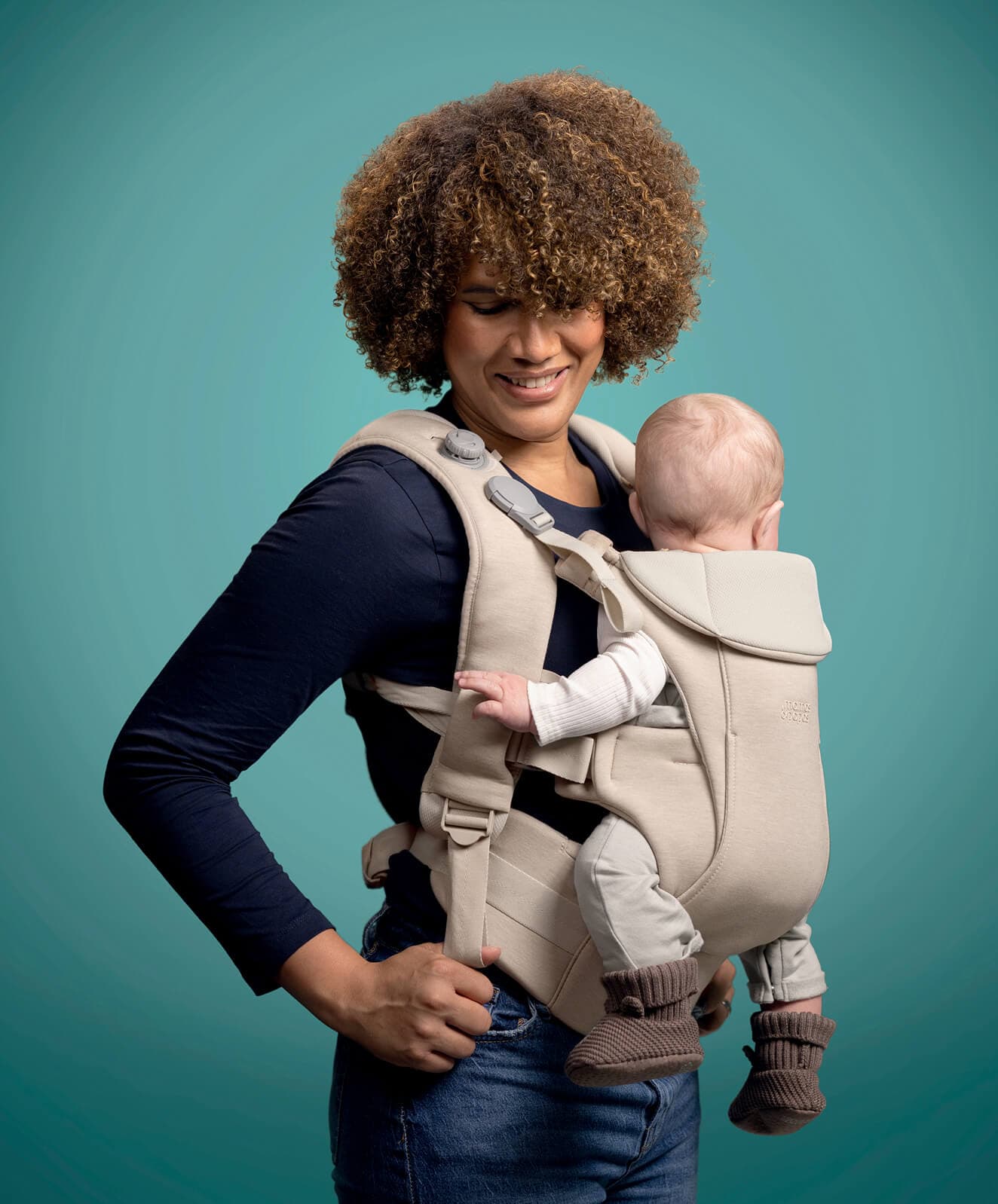 Kudo Cashmere carrier — kangaroo front pocket and temperature-regulating recycled fabric detail