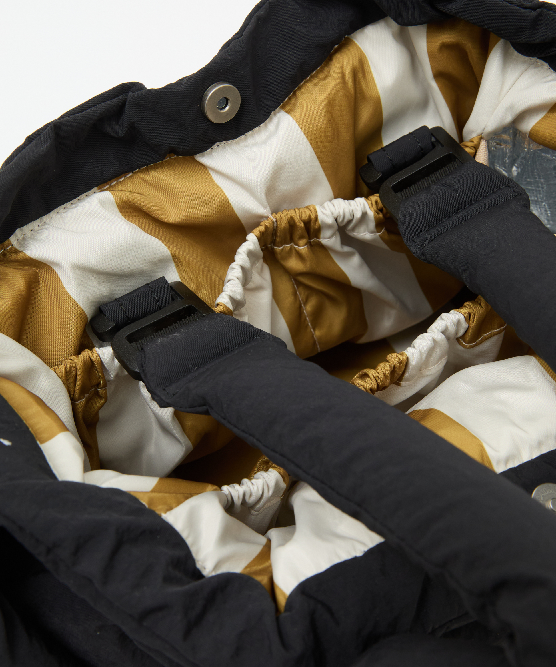 Philé Pram Caddy in Black, zipper pull detail